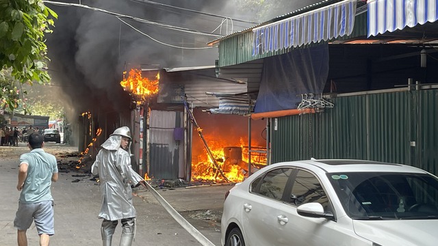 Hà Nội: Cháy lớn tại quận Cầu Giấy, nhiều ô tô và xe máy bị thiêu rụi - Ảnh 4.
