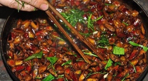 Khách Tây ăn thử một món từ côn trùng Việt Nam rồi nhận xét: Ban đầu có thể sợ nhưng sau chắc chắn sẽ nghiện! - Ảnh 4.