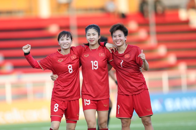 ĐT nữ Việt Nam nở hoa rực rỡ dưới cái nắng 40 độ ở SEA Games 32, hạ gục Myanmar với tỷ số 3-1 - Ảnh 9.