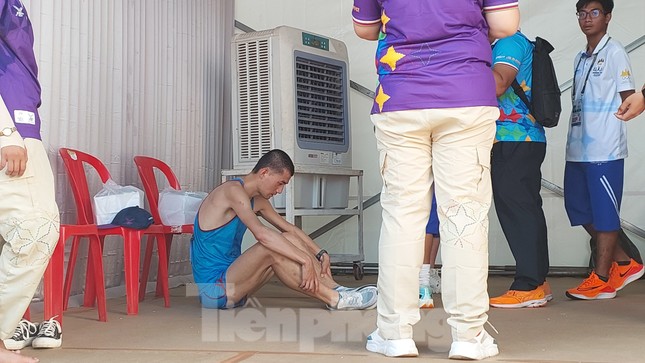 Thời tiết Campuchia khắc nghiệt đã tàn phá các VĐV marathon như thế nào - Ảnh 3.