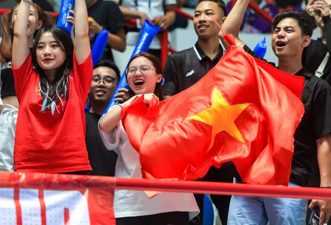 Hot TikToker Hà mã tấu cổ vũ cực sung, nhảy lên ăn mừng khi đội tuyển bóng rổ nữ Việt Nam thắng Thái Lan - Ảnh 6.