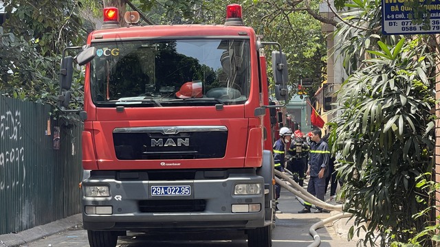 Hà Nội: Cháy lớn tại quận Cầu Giấy, nhiều ô tô và xe máy bị thiêu rụi - Ảnh 3.
