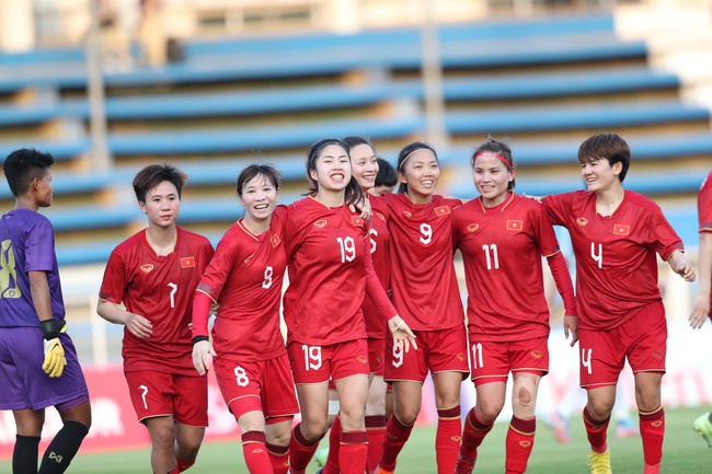 ĐT nữ Việt Nam nở hoa rực rỡ dưới cái nắng 40 độ ở SEA Games 32, hạ gục Myanmar với tỷ số 3-1 - Ảnh 8.