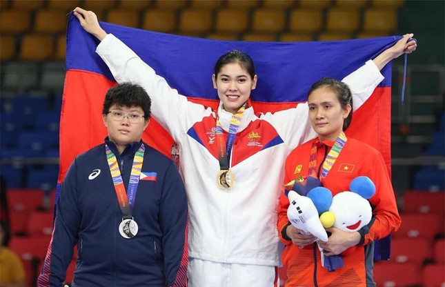 Vẻ đẹp bốc lửa của nữ vận động viên Campuchia bay lên đốt đuốc khai mạc SEA Games 32 - Ảnh 3.