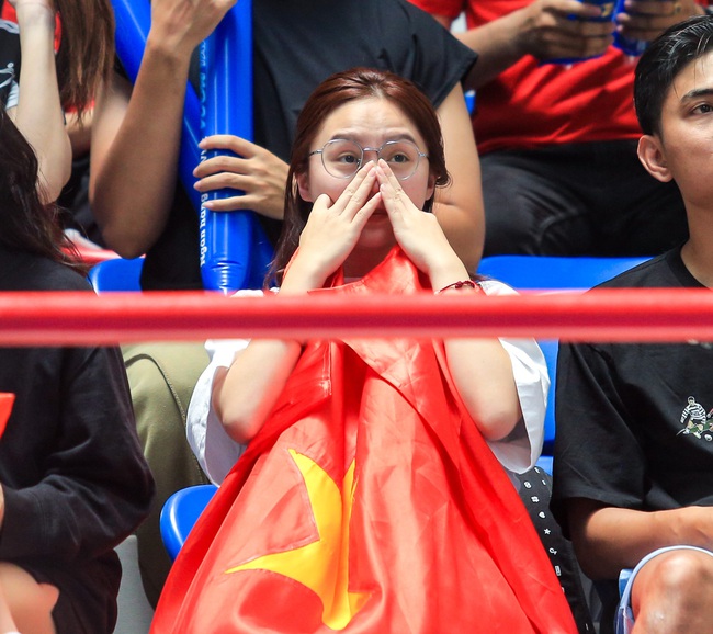 Hot TikToker Hà mã tấu cổ vũ cực sung, nhảy lên ăn mừng khi đội tuyển bóng rổ nữ Việt Nam thắng Thái Lan - Ảnh 4.