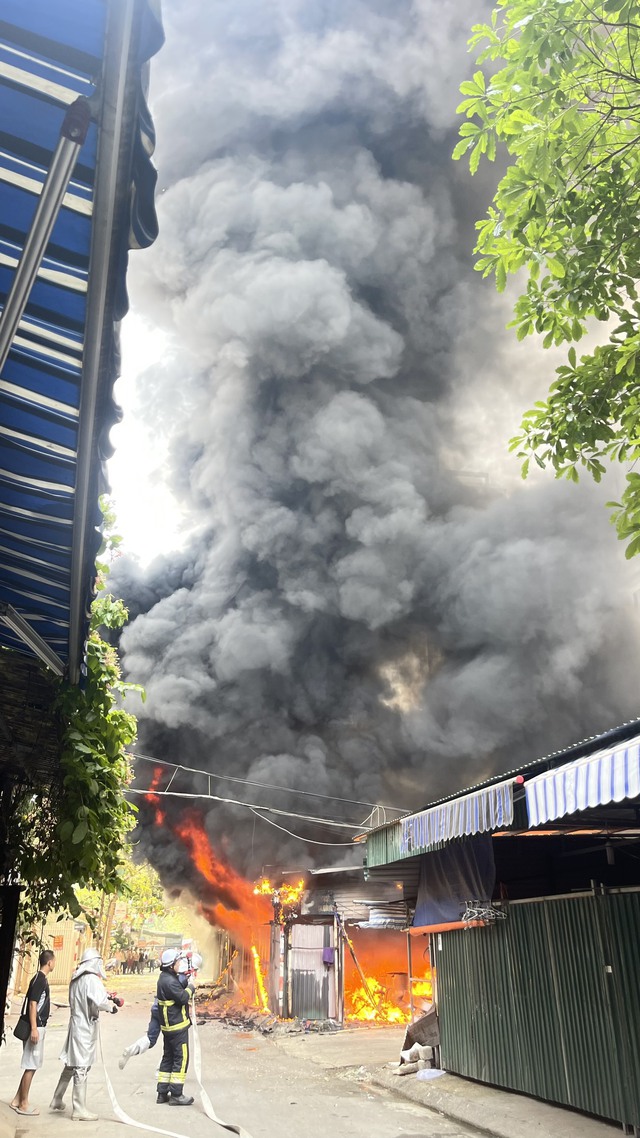 Hà Nội: Cháy lớn tại quận Cầu Giấy, nhiều ô tô và xe máy bị thiêu rụi - Ảnh 1.