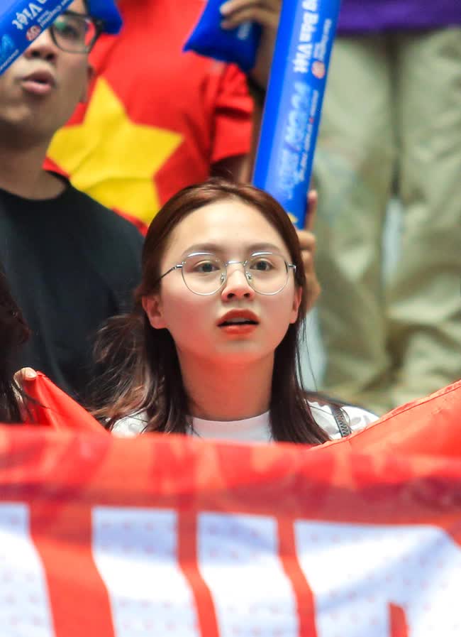 Hot TikToker Hà mã tấu cổ vũ cực sung, nhảy lên ăn mừng khi đội tuyển bóng rổ nữ Việt Nam thắng Thái Lan - Ảnh 3.