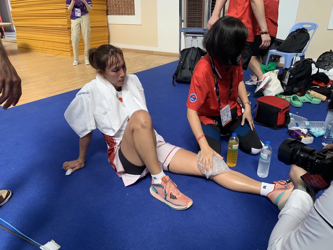 Nữ tuyển thủ bóng rổ Việt Nam chấn thương vẫn quyết giành Huy chương vàng SEA Games 32 - Ảnh 3. Nữ tuyển thủ bóng rổ Việt Nam chấn thương vẫn quyết giành Huy chương vàng SEA Games 32 - Ảnh 3.