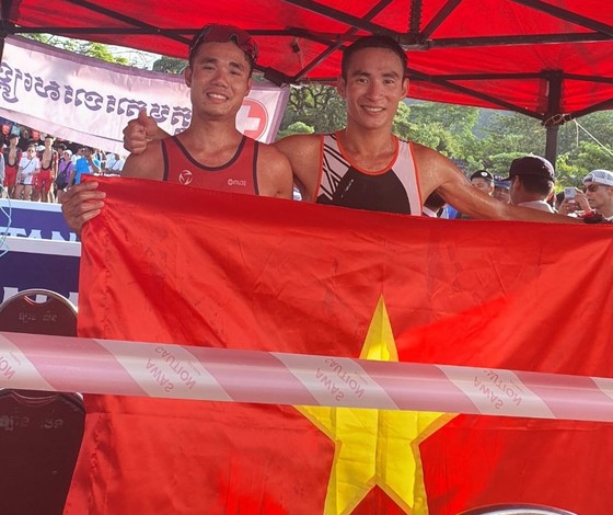 Thay xe kịp do bị nổ lốp, Phạm Tiến Sản làm nên lịch sử bảo vệ thành công HCV duathlon - Ảnh 2.