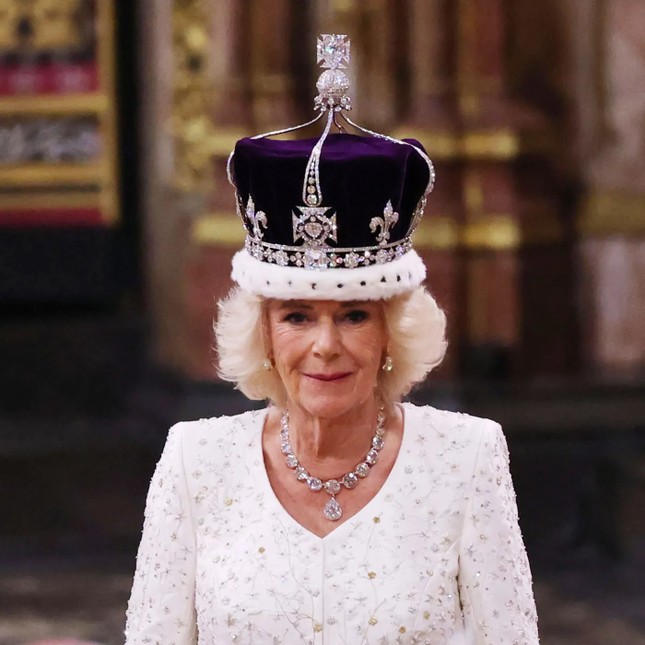 Diện mạo bà Camilla trong ngày lên ngôi Hoàng hậu Anh - Ảnh 2.