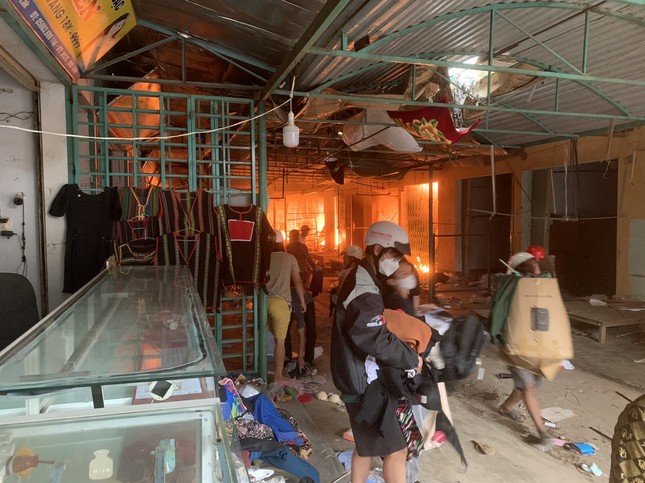 Vụ ch&aacute;y chợ ở Đắk Lắk: Hệ thống bơm bị hỏng khi đang dập lửa - Ảnh 3.