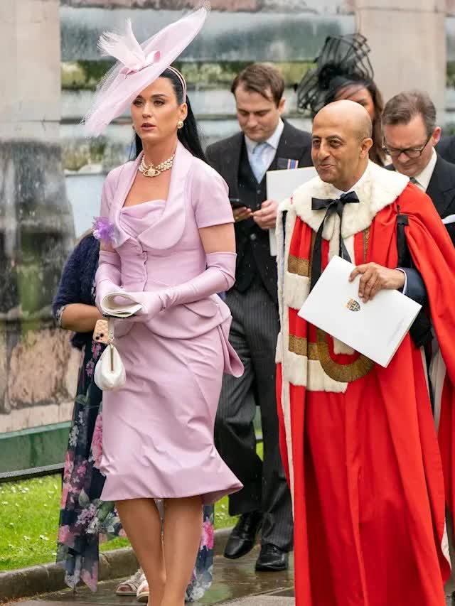 15 bộ trang phục đẹp nhất Lễ đăng quang của Vua Charles III: Nhà Kate đứng đầu, các khách mời chuộng đồ may riêng, đề cao nét cổ điển - Ảnh 4.