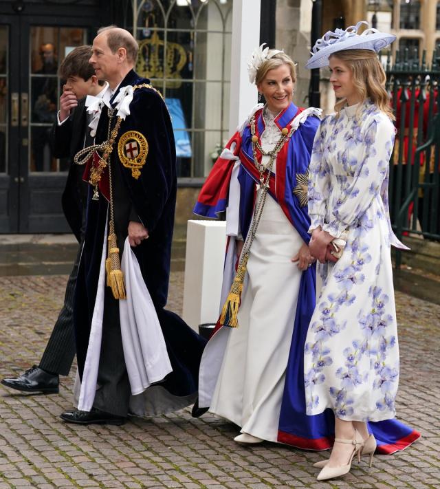 15 bộ trang phục đẹp nhất Lễ đăng quang của Vua Charles III: Nhà Kate đứng đầu, các khách mời chuộng đồ may riêng, đề cao nét cổ điển - Ảnh 3.