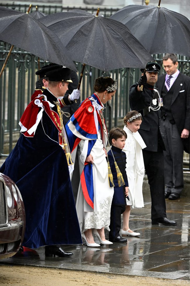 15 bộ trang phục đẹp nhất Lễ đăng quang của Vua Charles III: Nhà Kate đứng đầu, các khách mời chuộng đồ may riêng, đề cao nét cổ điển - Ảnh 1.