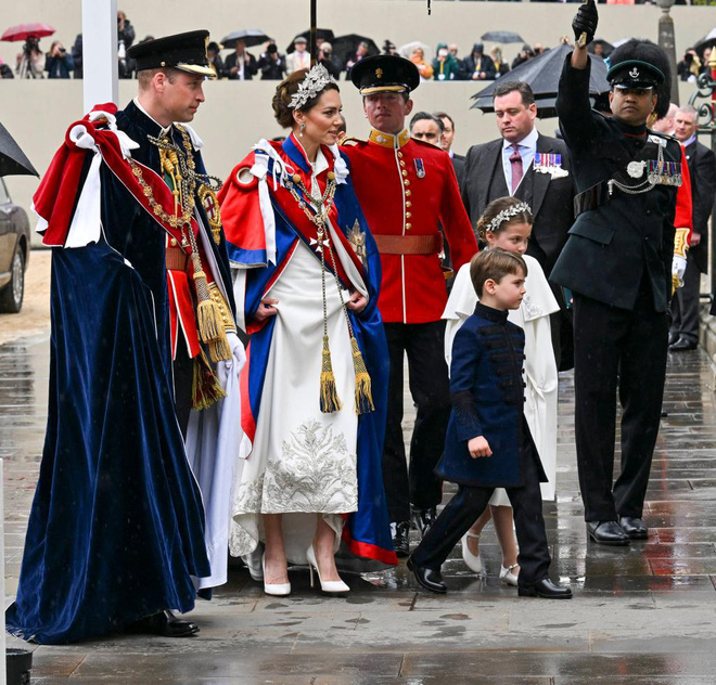 Kate Middleton đeo vòng cổ của Nữ hoàng Elizabeth, hoa tai của Công nương Diana trong lễ đăng quang của Vua Charles III - Ảnh 3.