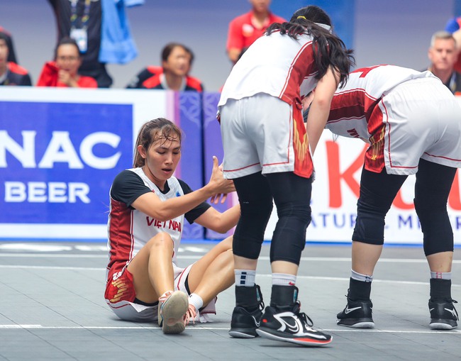 Nữ tuyển thủ bóng rổ Việt Nam chấn thương vẫn quyết giành Huy chương vàng SEA Games 32 - Ảnh 2. Nữ tuyển thủ bóng rổ Việt Nam chấn thương vẫn quyết giành Huy chương vàng SEA Games 32 - Ảnh 2.