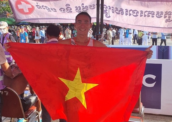 Thay xe kịp do bị nổ lốp, Phạm Tiến Sản làm nên lịch sử bảo vệ thành công HCV duathlon - Ảnh 1.