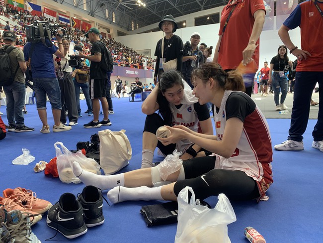 Niềm hạnh ph&uacute;c giản đơn của ĐT b&oacute;ng rổ nữ Việt Nam: Vui mừng v&igrave; được thưởng tr&agrave; sữa, thoa son, đeo khuy&ecirc;n tai l&ecirc;n nhận huy chương v&agrave;ng SEA Games 32 - Ảnh 3.