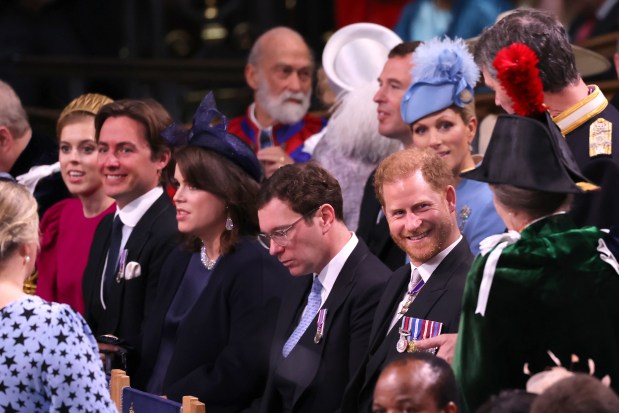 Chuyên gia bóc trần hành vi của Vương tử Harry tại Lễ đăng quang Vua Charles - Ảnh 3.