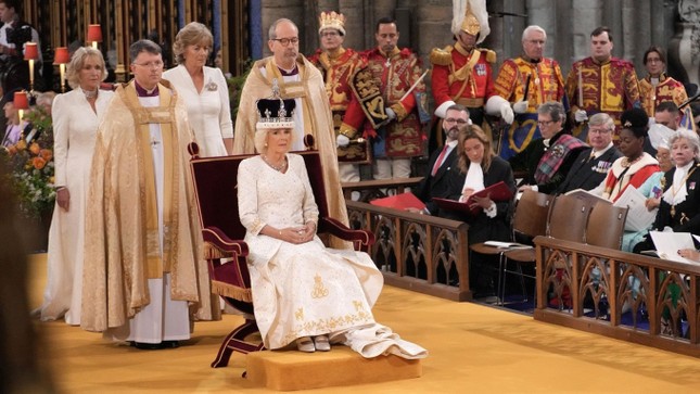 Diện mạo bà Camilla trong ngày lên ngôi Hoàng hậu Anh - Ảnh 1.