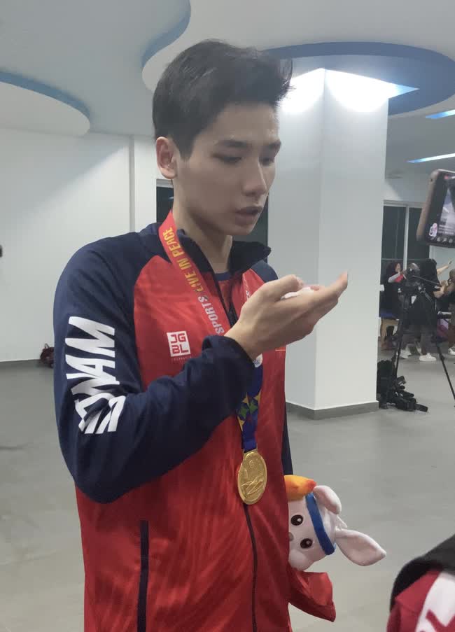 Cực xót hình ảnh hotboy tuyển bơi máu mũi chảy ướt cả gối vẫn cố đem HCV về cho Việt Nam - Ảnh 2.