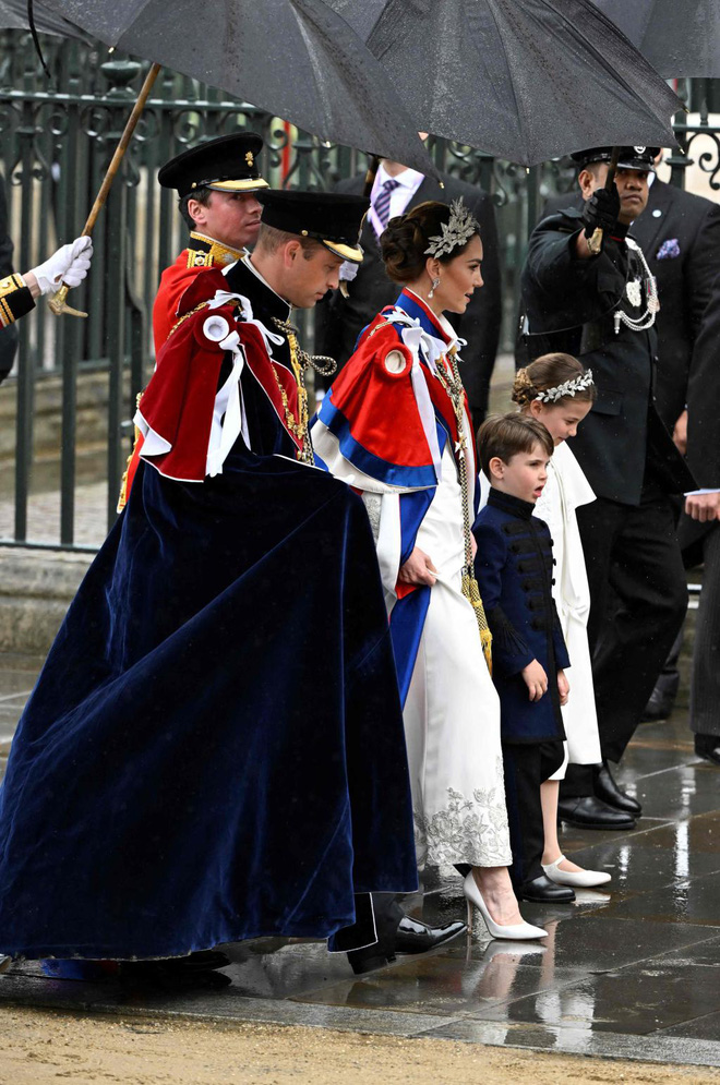 Kate Middleton đeo vòng cổ của Nữ hoàng Elizabeth, hoa tai của Công nương Diana trong lễ đăng quang của Vua Charles III - Ảnh 2.