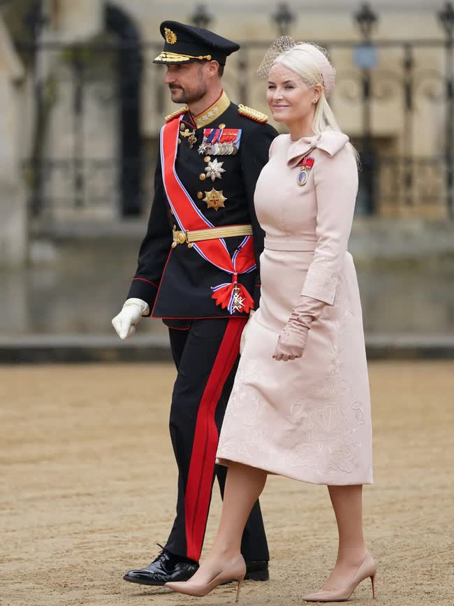 15 bộ trang phục đẹp nhất Lễ đăng quang của Vua Charles III: Nhà Kate đứng đầu, các khách mời chuộng đồ may riêng, đề cao nét cổ điển - Ảnh 12.