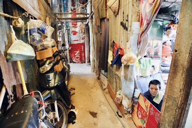 TP.HCM những ng&agrave;y nắng khủng khiếp, trong nh&agrave; ngo&agrave;i đường chẳng kh&aacute;c g&igrave; l&ograve; lửa: N&oacute;ng r&aacute;t cả mặt, mồ h&ocirc;i đổ như tắm - Ảnh 6.