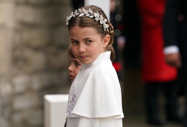 Công nương Kate nhận 10 điểm khéo léo khi cùng con gái phá vỡ truyền thống trong Lễ đăng quang của Vua Charles III - Ảnh 3.