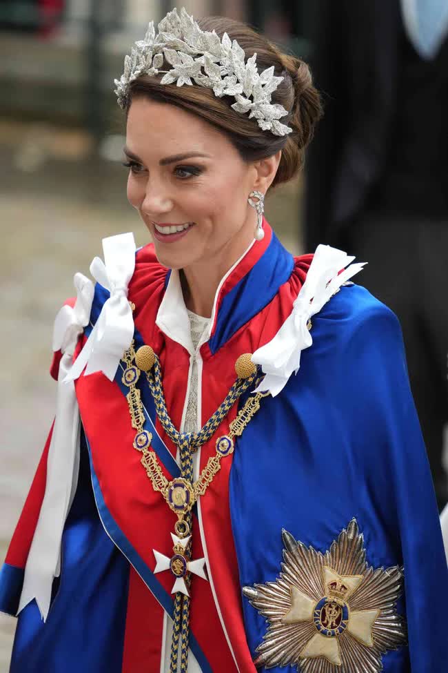 Công nương Kate nhận 10 điểm khéo léo khi cùng con gái phá vỡ truyền thống trong Lễ đăng quang của Vua Charles III - Ảnh 2.