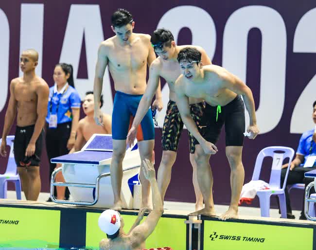 Dàn hotboy 6 múi đội tuyển bơi thi đấu xuất thần giành HCV SEA Games 32 - Ảnh 9.