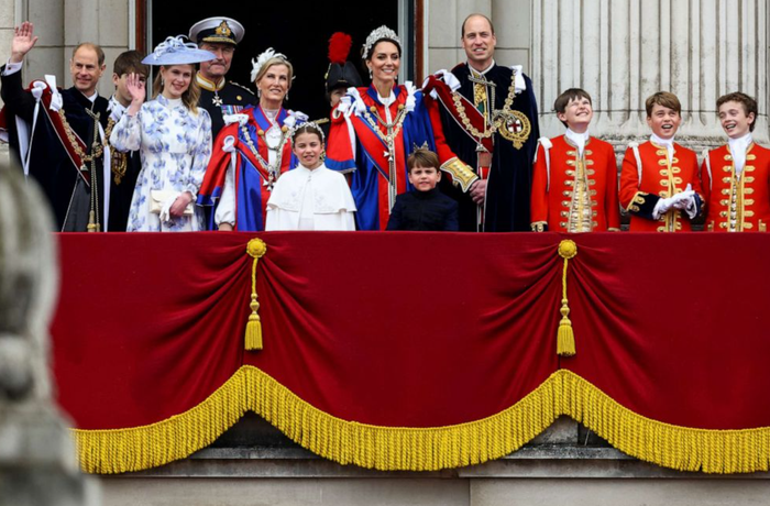 Lọat ảnh ghi lại khoảnh khắc siêu dễ thương của cháu Vua Charles trong lễ  đăng quang