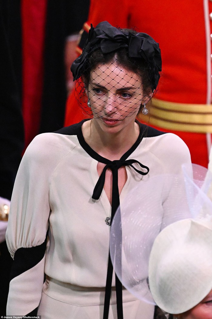 Tình địch tin đồn của công nương Kate mặc gì tới Lễ đăng quang của vua Charles III? - Ảnh 1.