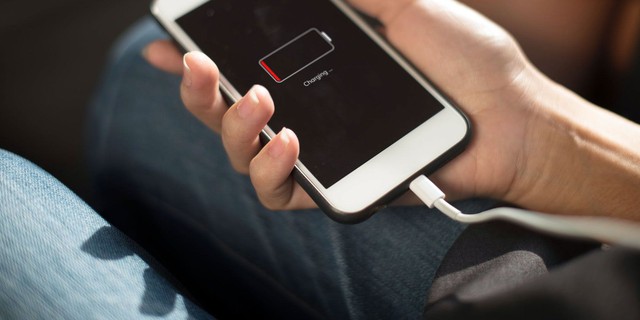 Hè nóng đừng sạc điện thoại theo cách này, chính Apple cũng cảnh báo dễ chai pin nhanh hơn - Ảnh 5.