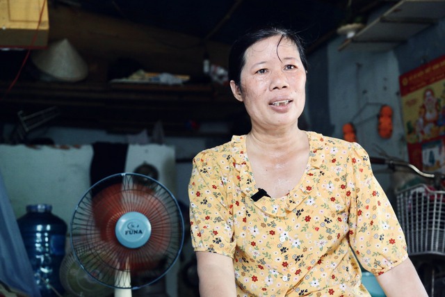 TP.HCM những ng&agrave;y nắng khủng khiếp, trong nh&agrave; ngo&agrave;i đường chẳng kh&aacute;c g&igrave; l&ograve; lửa: N&oacute;ng r&aacute;t cả mặt, mồ h&ocirc;i đổ như tắm - Ảnh 3.