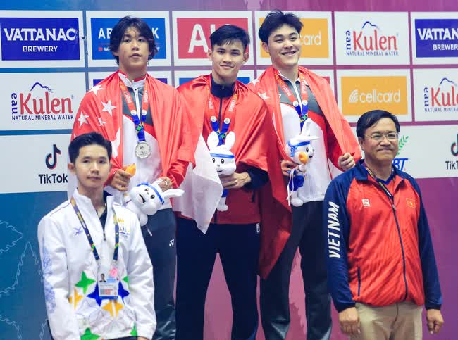 Xúc động kình ngư Việt Nam tặng HCV cho bà nội quá cố sau khi phá kỷ lục SEA Games - Ảnh 1.