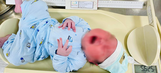Trẻ sơ sinh chào đời nặng 5,6 kg - Ảnh 1.