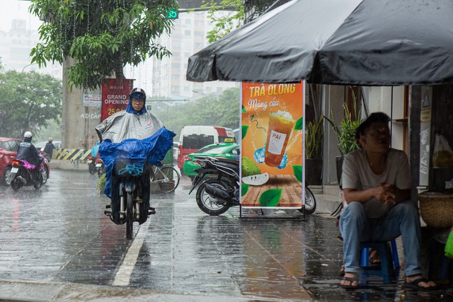 Cơn mưa vàng xối xả giải nhiệt cho Hà Nội, chấm dứt chuỗi ngày nắng nóng kinh hoàng - Ảnh 12.