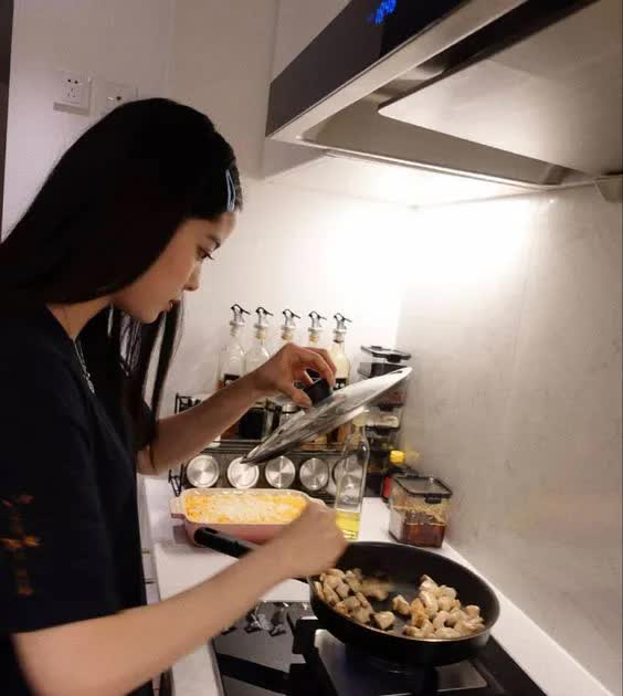 Đi bộ đi l&agrave;m, hạn chế điều h&ograve;a, 2 tuần chỉ ti&ecirc;u 500k: C&aacute;ch c&ocirc; g&aacute;i sống s&oacute;t với mức chi ti&ecirc;u dưới 10 triệu đồng ở H&agrave; Nội - Ảnh 2.