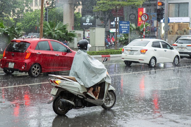 Cơn mưa vàng xối xả giải nhiệt cho Hà Nội, chấm dứt chuỗi ngày nắng nóng kinh hoàng - Ảnh 3.