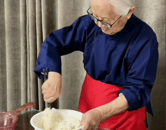 Cụ bà 95 tuổi với thói quen dọn dẹp căn nhà không một hạt bụi - Ảnh 4.