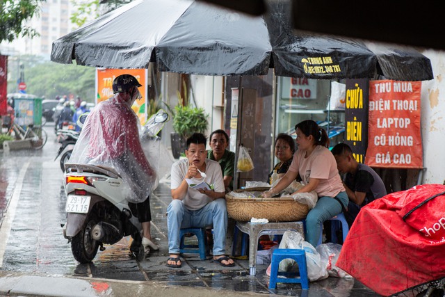 Cơn mưa vàng xối xả giải nhiệt cho Hà Nội, chấm dứt chuỗi ngày nắng nóng kinh hoàng - Ảnh 11.