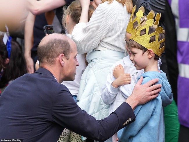 Vương phi Kate lần đầu lộ diện sau Lễ đăng quang vua Charles, lập tức ghi trọn điểm 10 bởi hành động không thể tinh tế hơn - Ảnh 4.