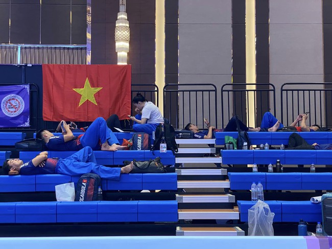 Những giấc ngủ vội ph&iacute;a sau tấm huy chương ở SEA Games 32 - Ảnh 1.