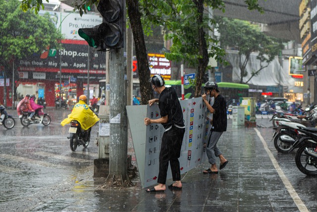 Cơn mưa vàng xối xả giải nhiệt cho Hà Nội, chấm dứt chuỗi ngày nắng nóng kinh hoàng - Ảnh 9.