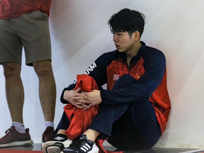 Hot boy tuyển bơi Việt Nam quên ăn mừng HCV SEA Games 32 vì quá mệt, gục đầu ngay khi về đích - Ảnh 11.