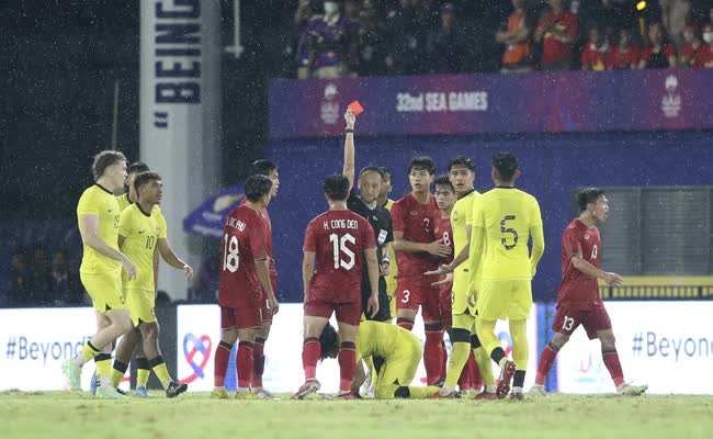 Đam mê đánh nguội, U22 Malaysia nhận liên tiếp 2 thẻ đỏ trong trận gặp U22 Việt Nam - Ảnh 5.