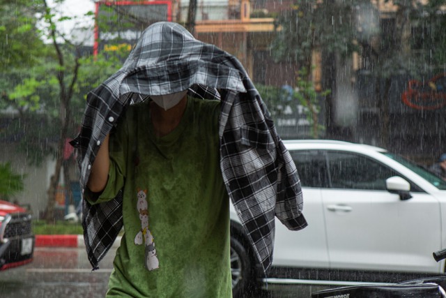 Cơn mưa vàng xối xả giải nhiệt cho Hà Nội, chấm dứt chuỗi ngày nắng nóng kinh hoàng - Ảnh 8.
