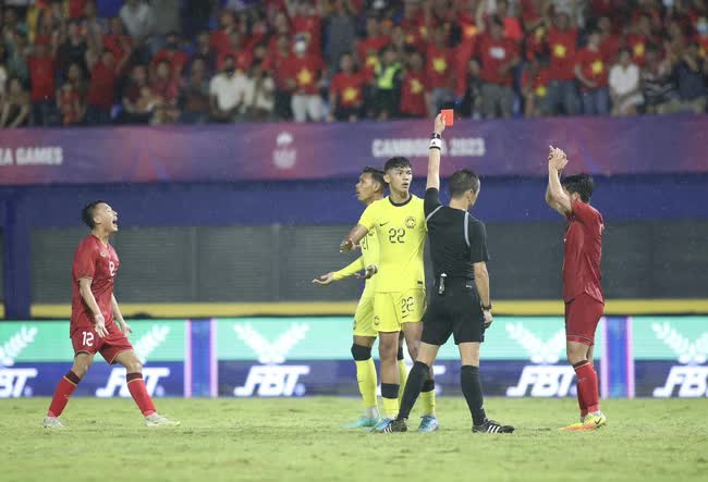 Đam mê đánh nguội, U22 Malaysia nhận liên tiếp 2 thẻ đỏ trong trận gặp U22 Việt Nam - Ảnh 4.