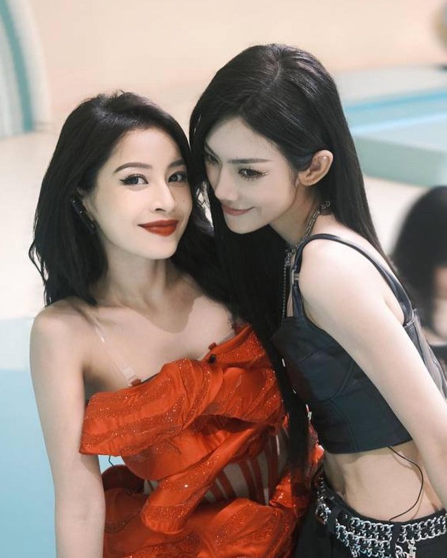 Chi Pu xả ảnh bên dàn Tỷ Tỷ Đạp Gió Rẽ Sóng: Skinship cực thân với học trò Lisa (BLACKPINK) dù trên sóng dính chặt Amber - Ảnh 2.